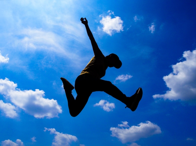 空にジャンプする人