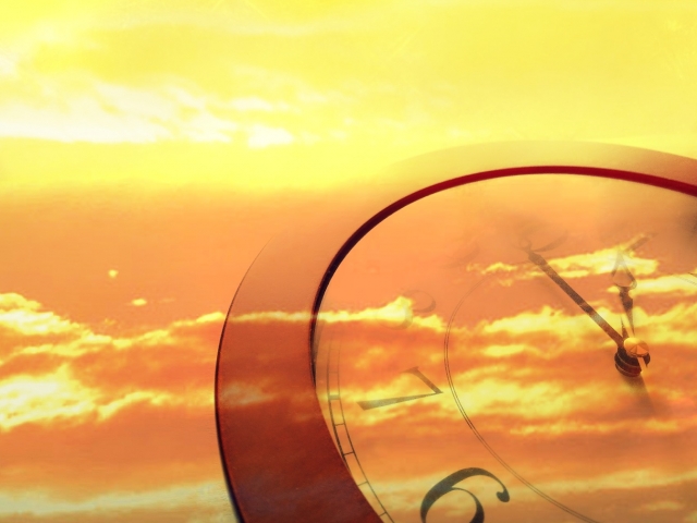 夕暮れの中の時計