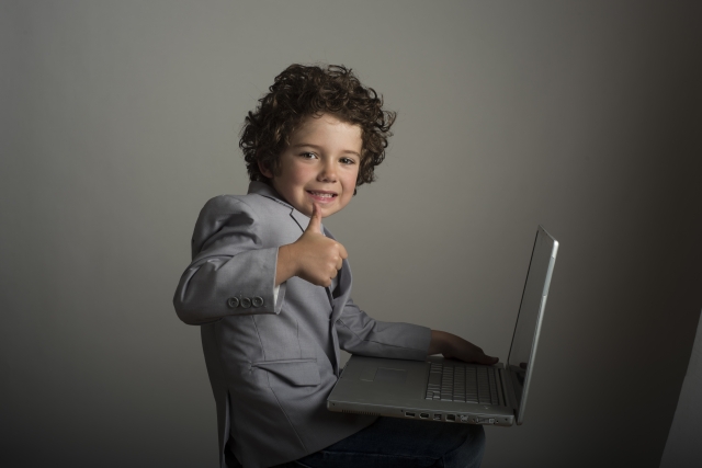 パソコンをする子供